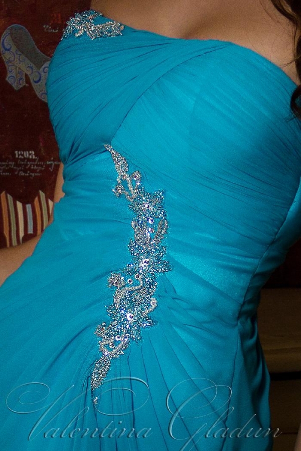 Платье на выпускной голубого цвета с открытыми плечами
